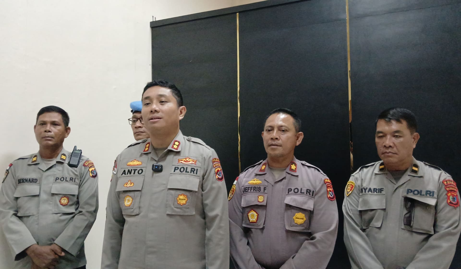 Kapolres Sumba Barat Daya (SBD), AKBP Harianto Rantesalu (kedua dari kiri)