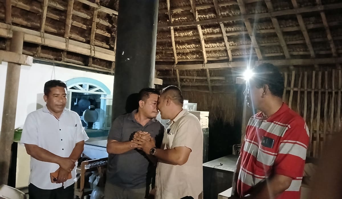 Sempat Panas! Akhirnya Yusuf Bora dan Wartawan Damai dengan Cium Hidung Adat Sumba