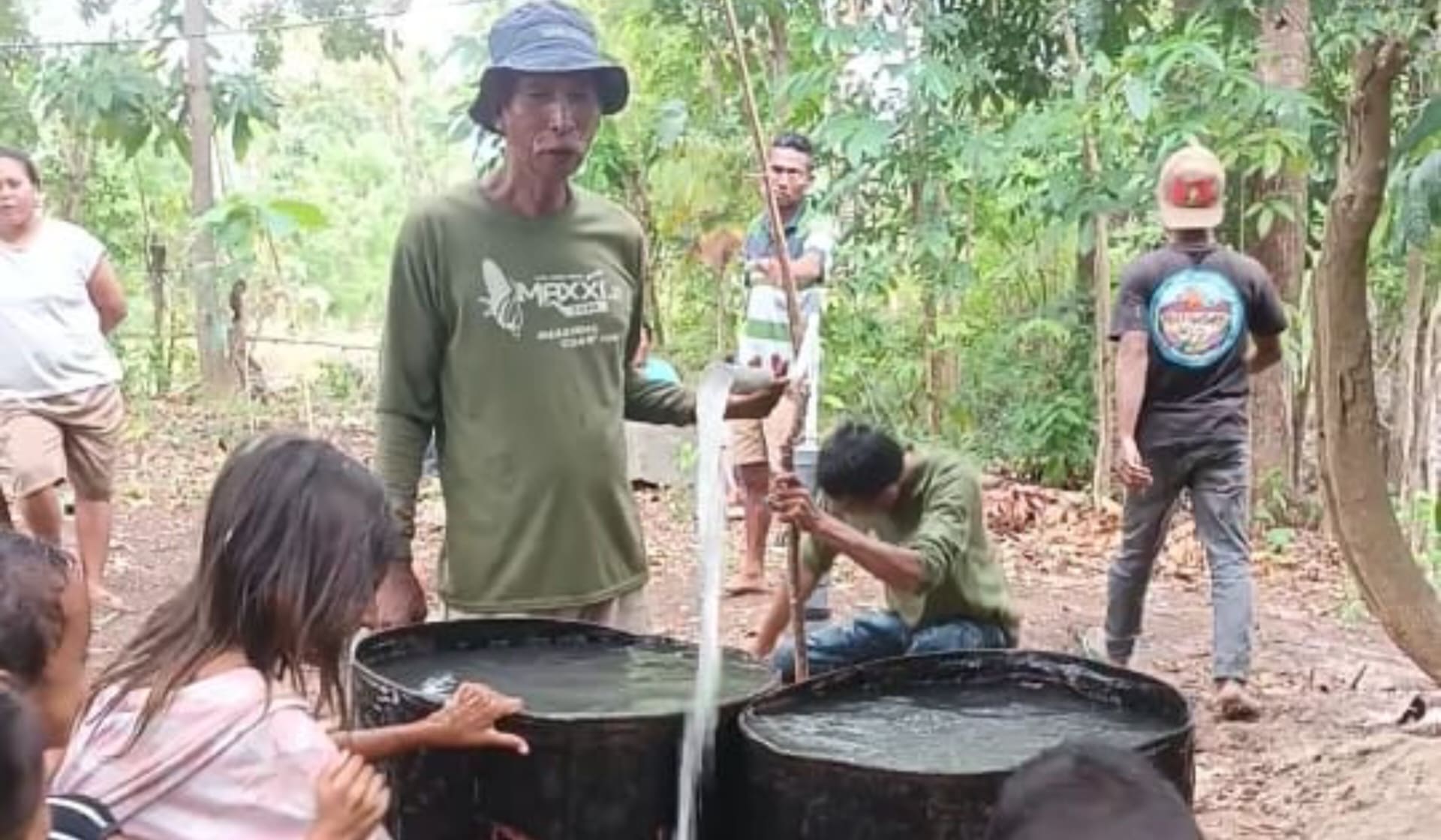 Ketau BPD dan RT Rongo Bepa Menyambut baik air sumur yang sudah mengalir.