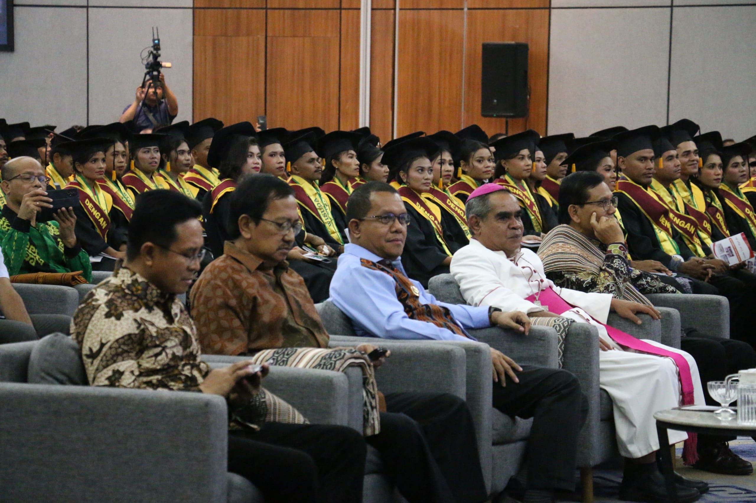 Wisuda STIPAS Kupang Dihadiri Gubernur NTT, Mayoritas Lulusan Perempuan Siap Jadi Pendidik Hebat