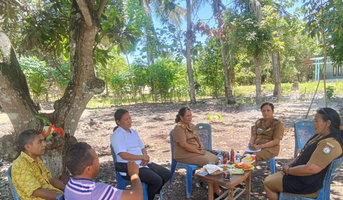 Monev yang dilakukan oleh Kantor Kecamatan di wakili oleh Ibu ibu Sekcam dan 2 orang staf,lagi mendengar penjelasan dari ketua Bumdes Kalena Wanno Paul Ngongo di dampingi sekretaris Eman Lende.